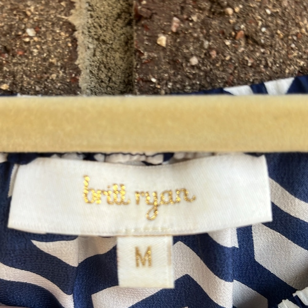 Britt Ryan Navy and White Geometric Silk 3/4 Sleeve Blouse Size Medium - Picture 2 of 7
